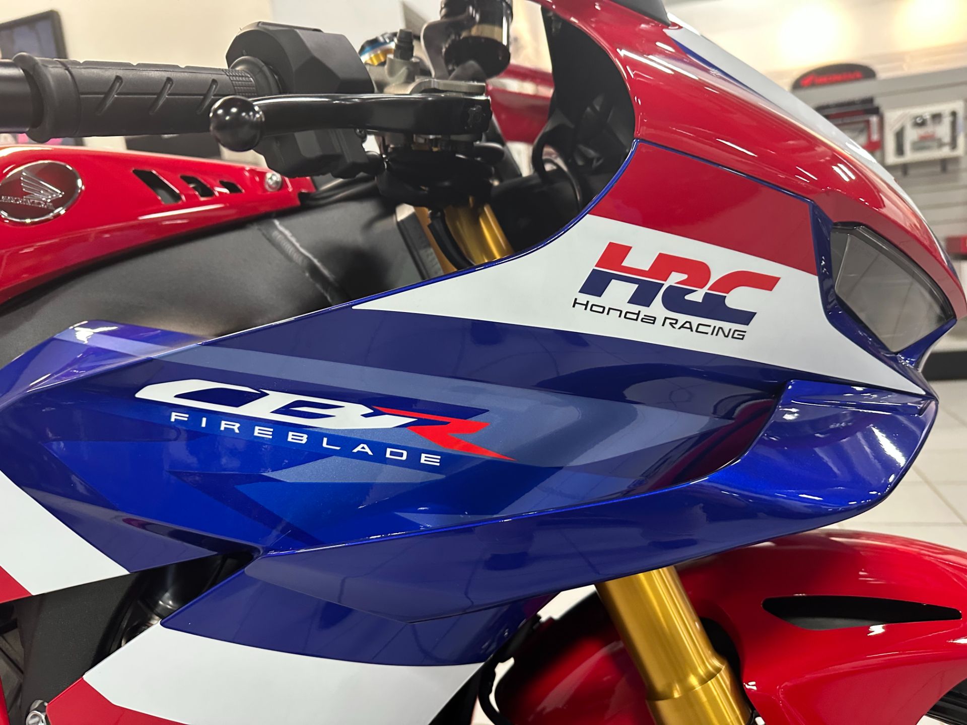 cbr1000rr sc57
LCIスリップオンマフラー Honda CBR1000RR Fireblade SC57 Walkaround and Cold Start