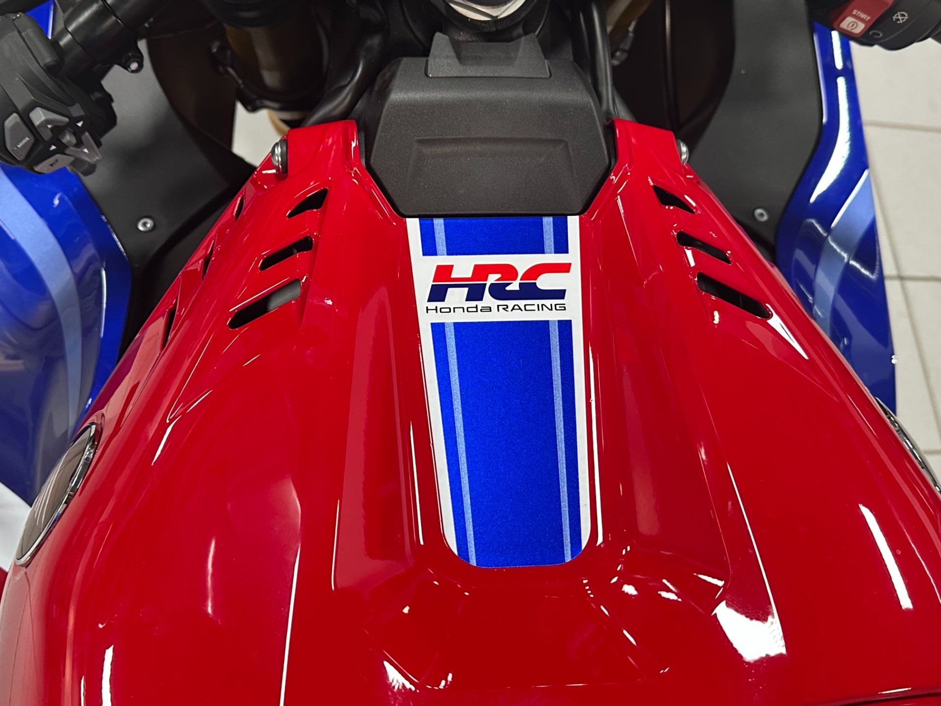 [送料込み]1/9 HONDA CBR1000RR-R FIREBLADE SP s-l400.jpg