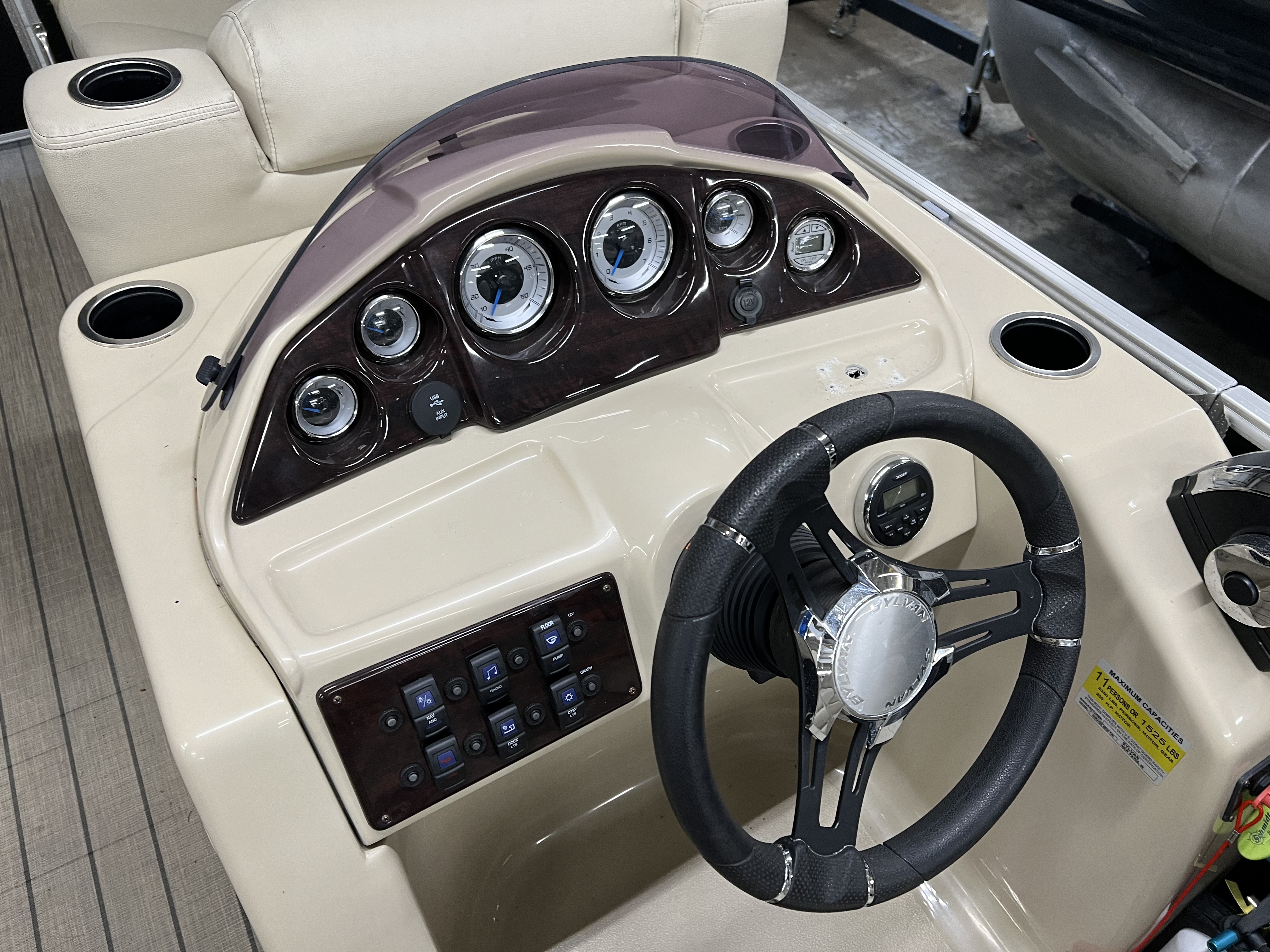 2018 Sylvan Mirage Cruise 8520 in Kaukauna, Wisconsin - Photo 9