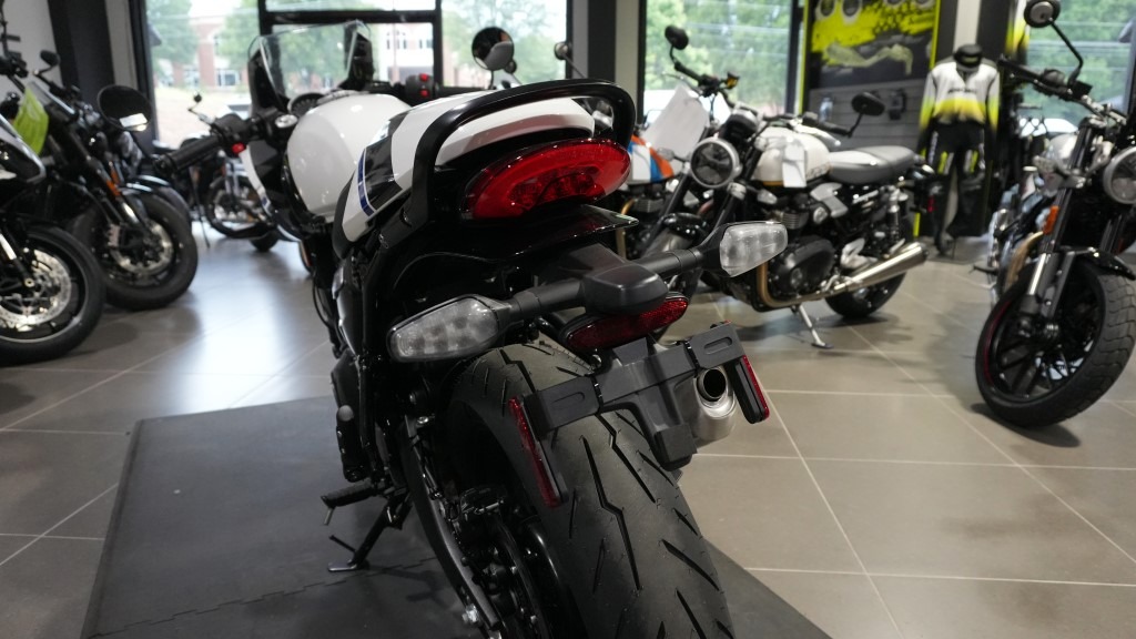 2026 Triumph Thruxton 400 6