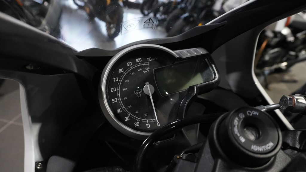 2026 Triumph Thruxton 400 10