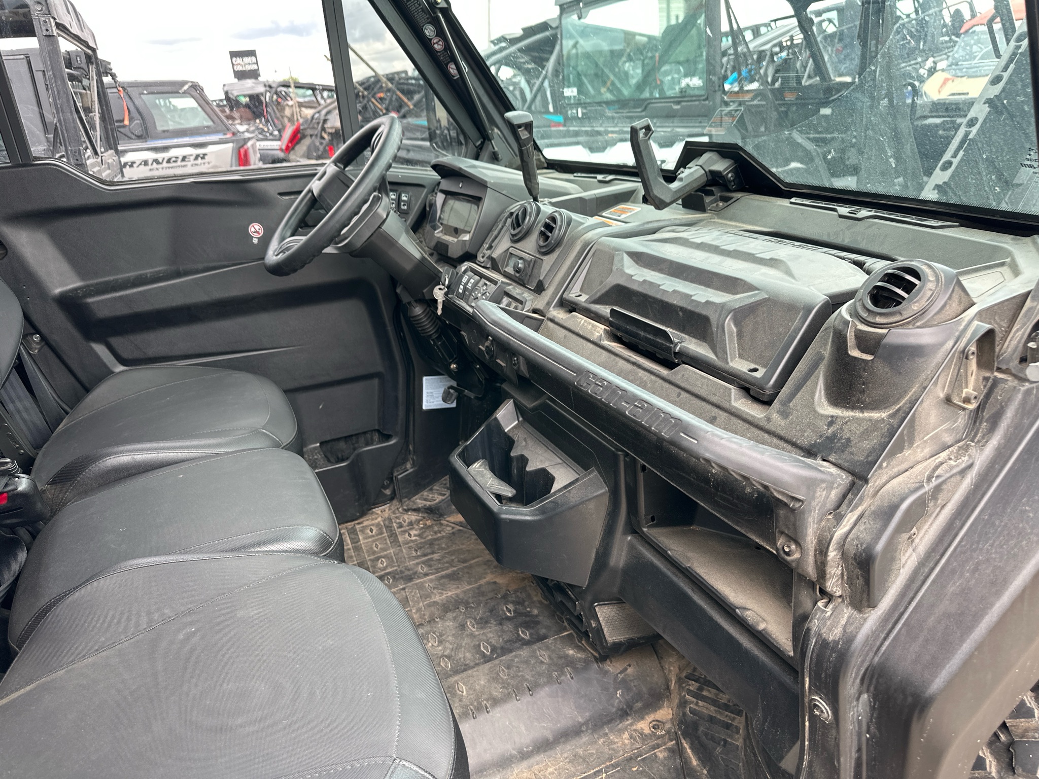 2025 Can-Am™ Defender MAX Limited 6