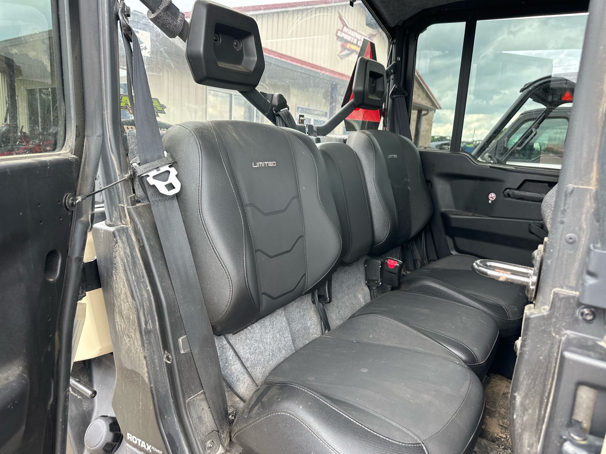 2025 Can-Am™ Defender MAX Limited 7