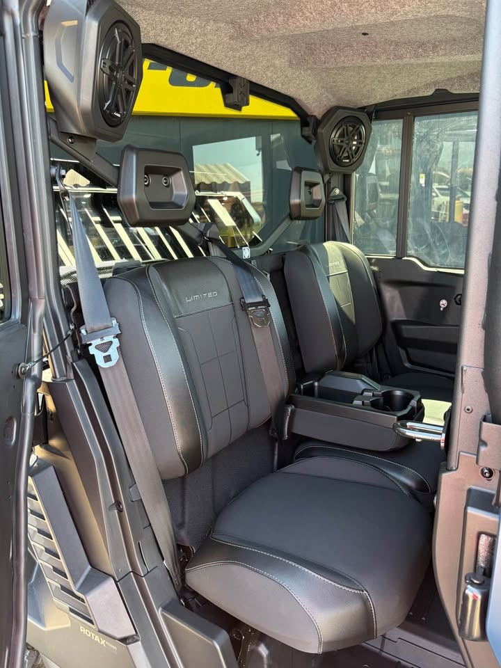 2026 Can-Am™ Defender MAX Limited HD11 12