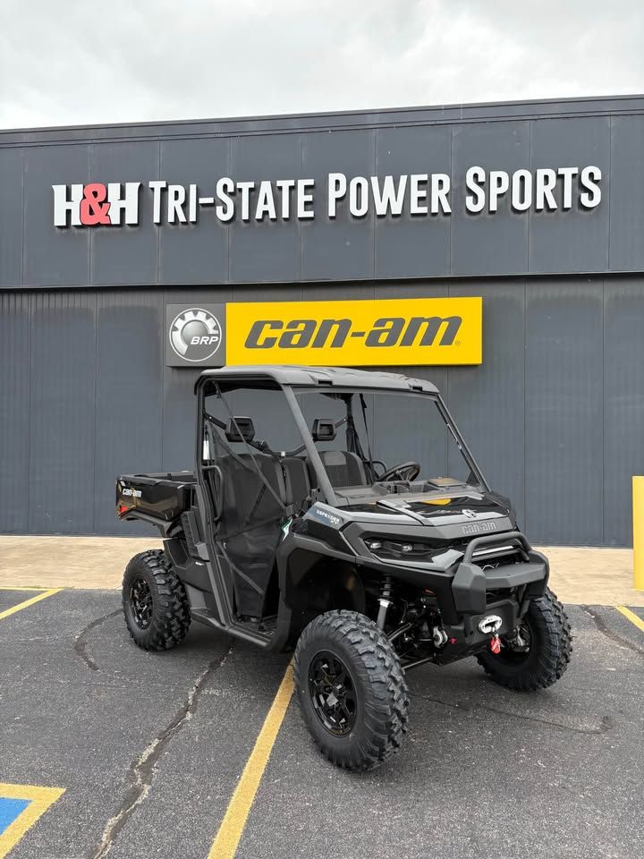 2026 Can-Am™ Defender XT HD11 with 10.25 in. touchscreen displa 1