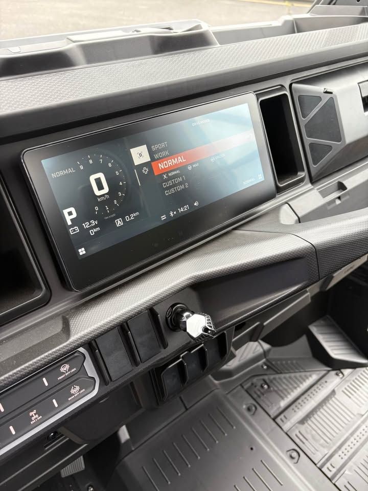 2026 Can-Am™ Defender XT HD11 with 10.25 in. touchscreen displa 7