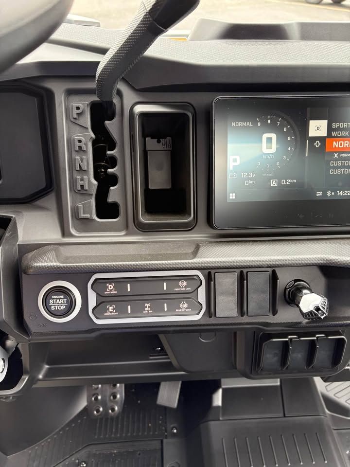 2026 Can-Am™ Defender XT HD11 with 10.25 in. touchscreen displa 9