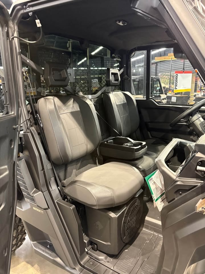 2027 Can-Am™ Defender XU Limited HD11 6