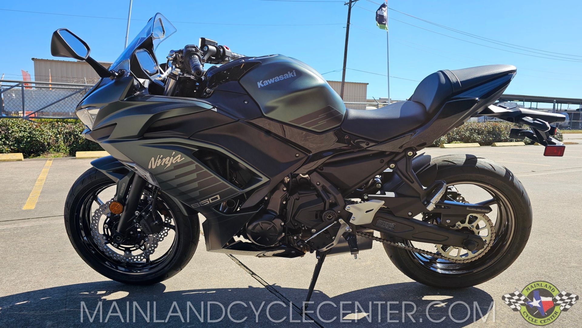 New 2025 Kawasaki Ninja 650 ABS Metallic Matte Old School Green