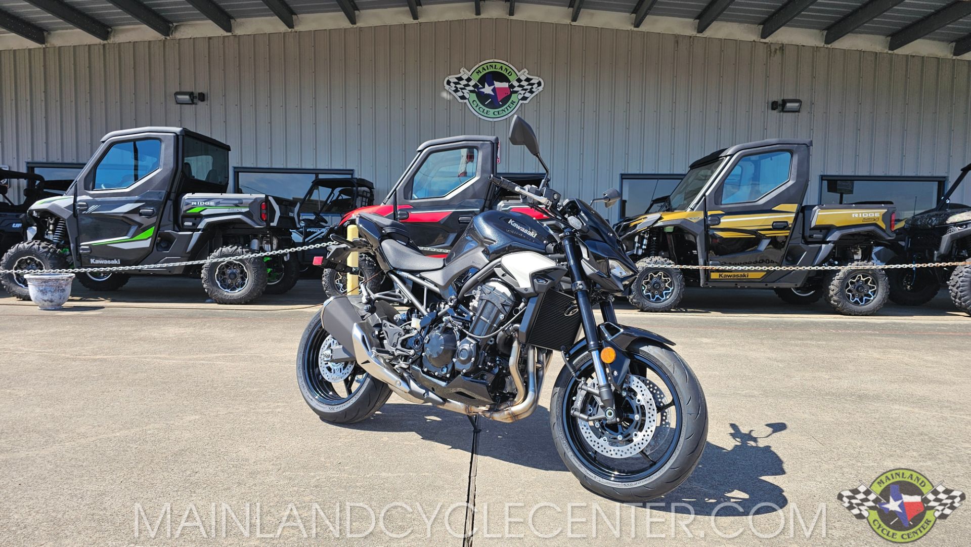 New 2025 Kawasaki Z900 ABS Metallic Spark Black / Metallic Carbon