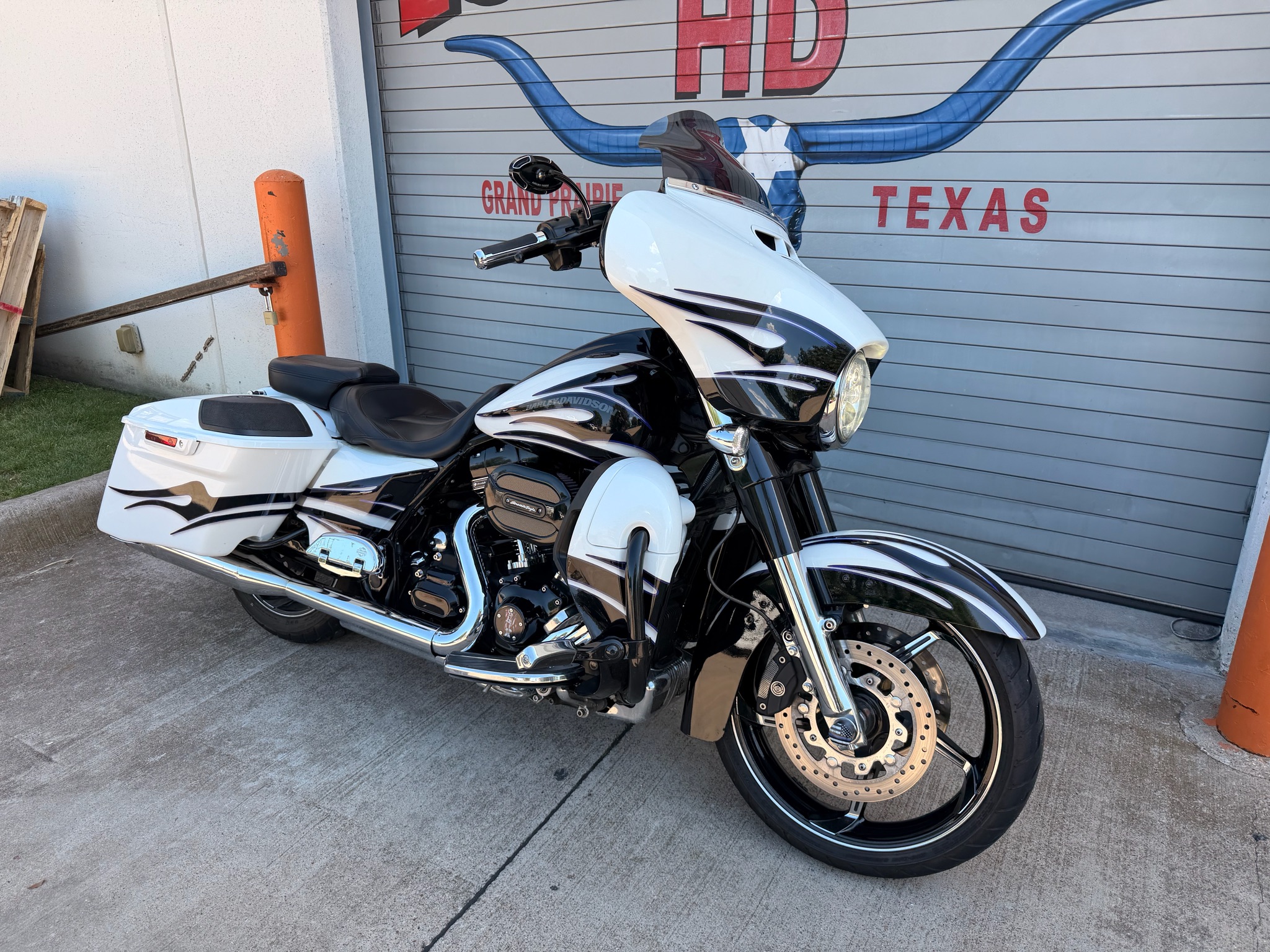Used 2016 Harley-Davidson CVO™ Street Glide® White Amethyst with 