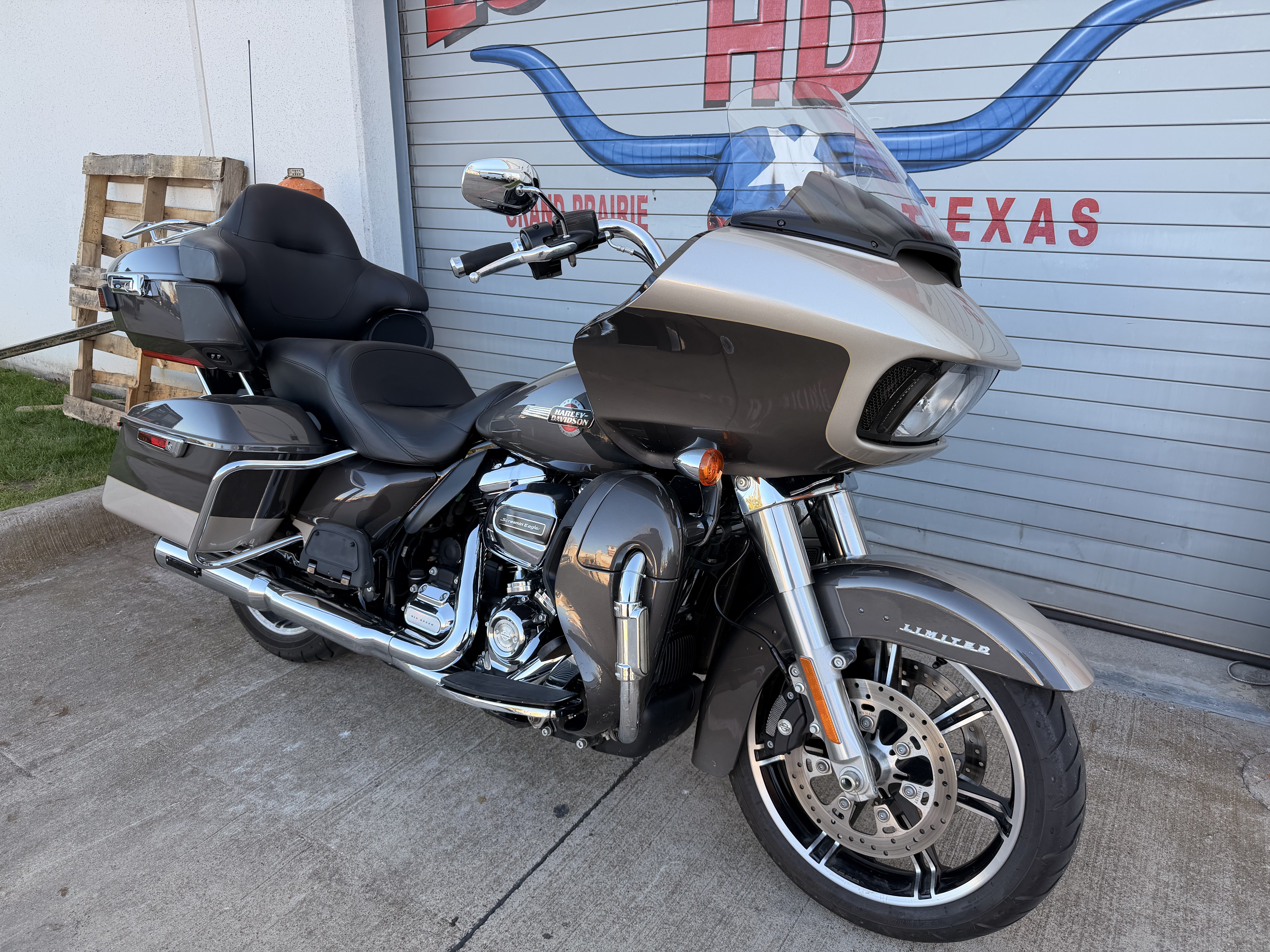 Certified Pre-Owned 2023 Harley-Davidson Road Glide® Limited Gray