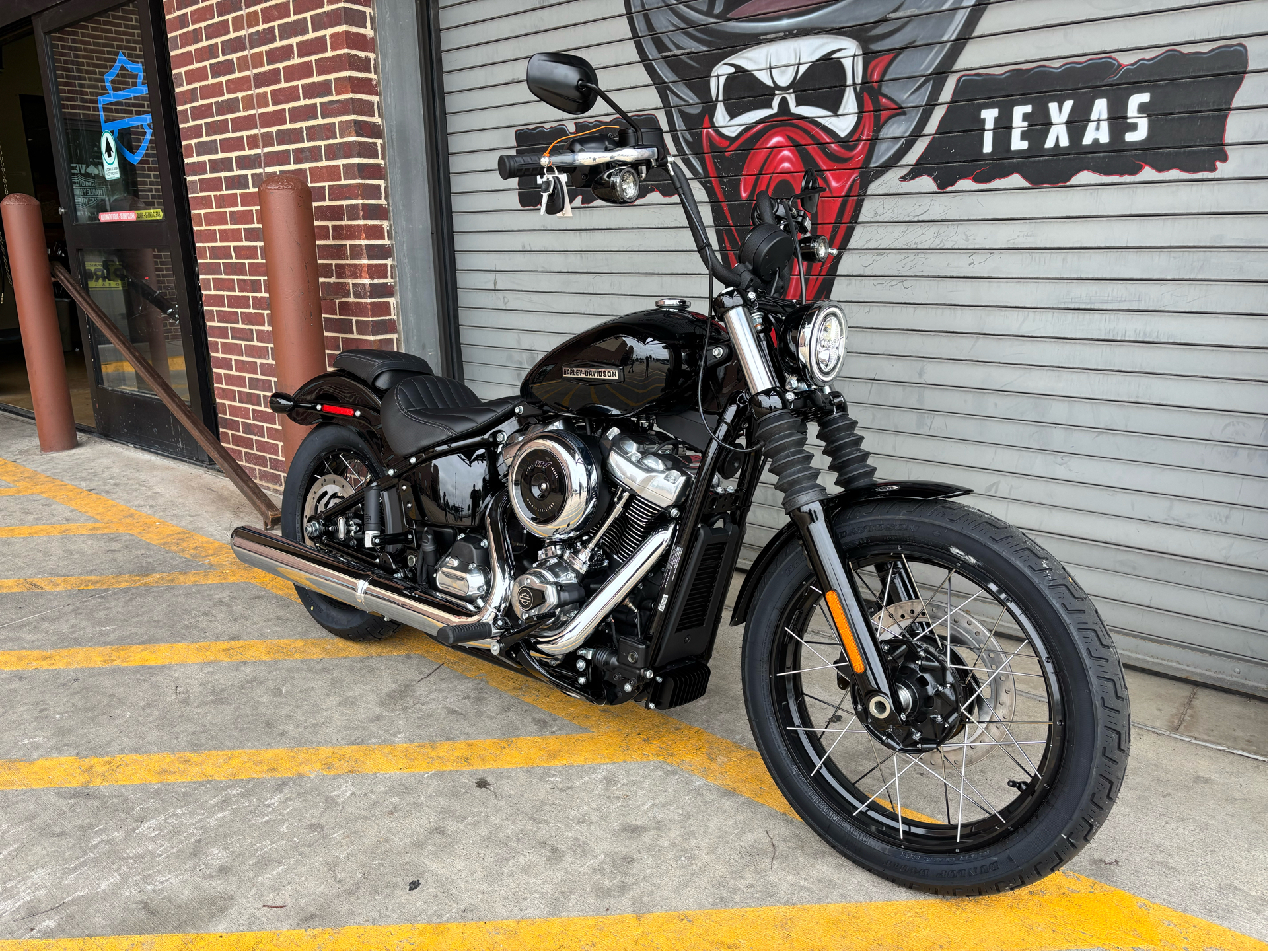 90's USA製 Harley-Davidson MA-1 2025 Harley-Davidson Street Bob® in Vivid Black with Laced