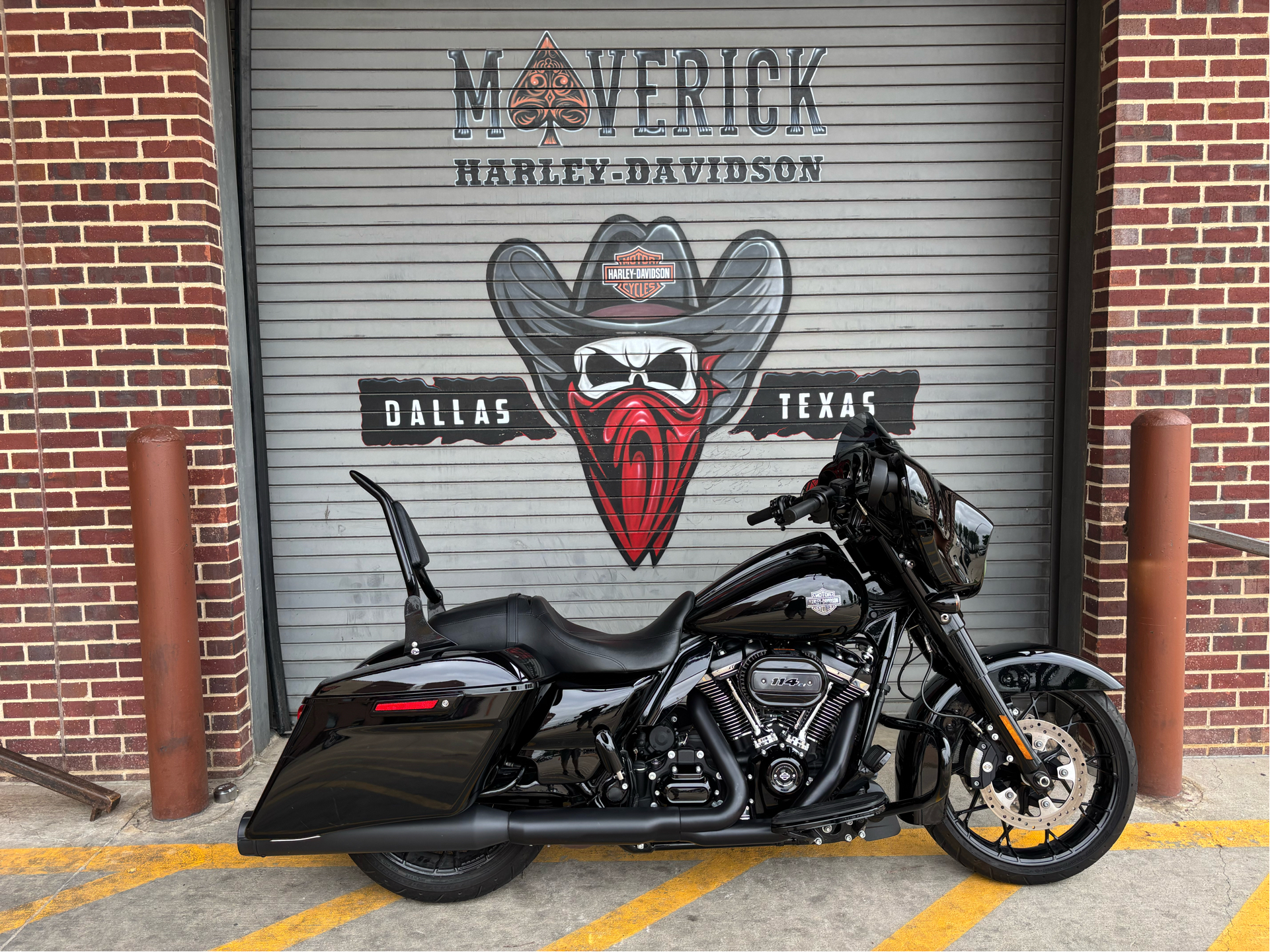 ラウンド  Certified Pre-Owned Glide Street Harley-Davidson 2021 パーツ