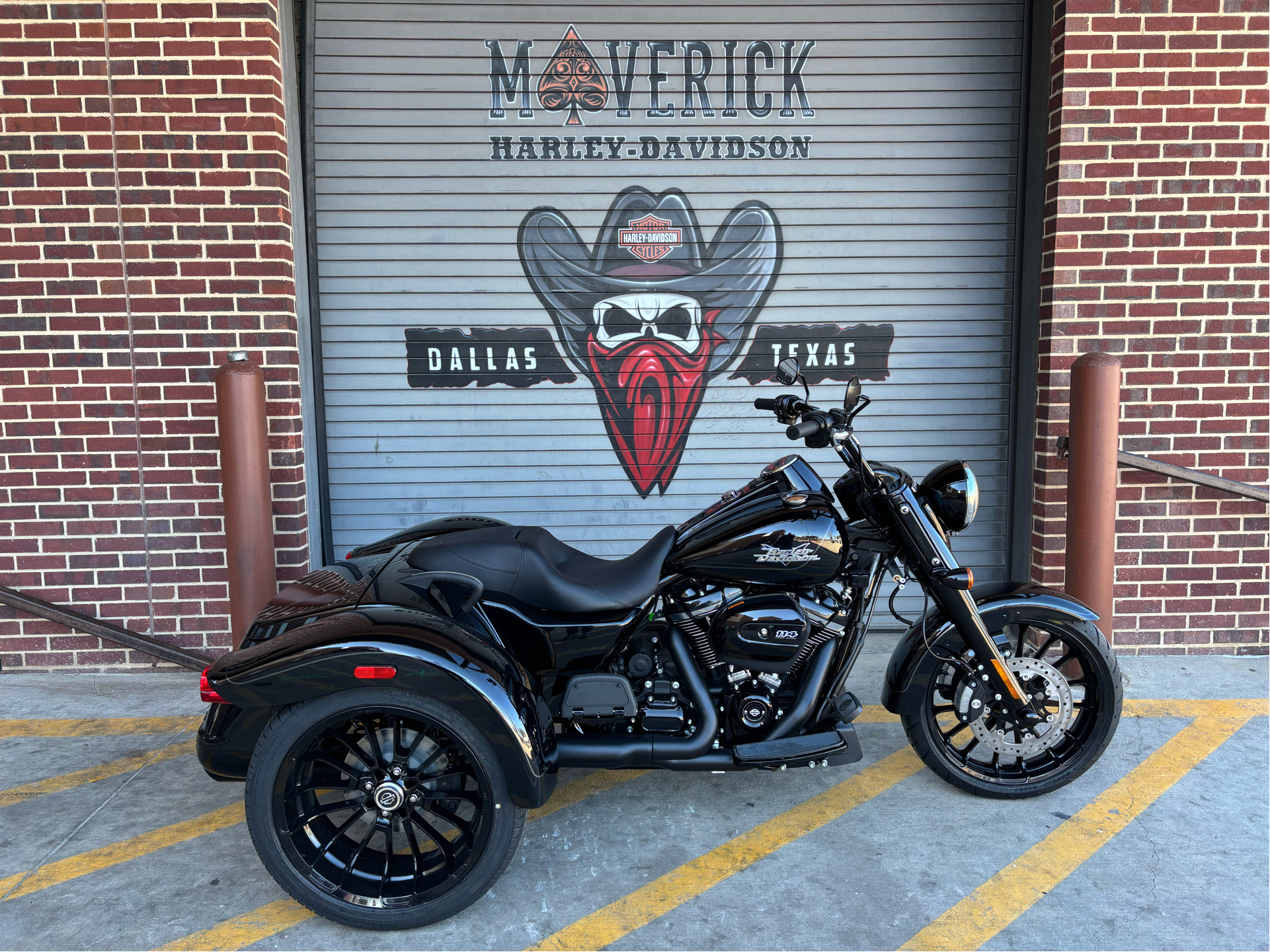 New 2024 Harley-Davidson Freewheeler® Vivid Black | Motorcycles in