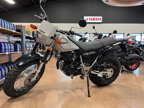 YAMAHA TW200 赤 決算大売り出し価格 期間限定 諸経費０円 始動確認済み 自賠責保険加入で乗れます 即納車有り 横浜 都筑 P-Yard YAMAHA TW200 赤 決算大売り出し価格 期間限定 諸経費0円 始動確認