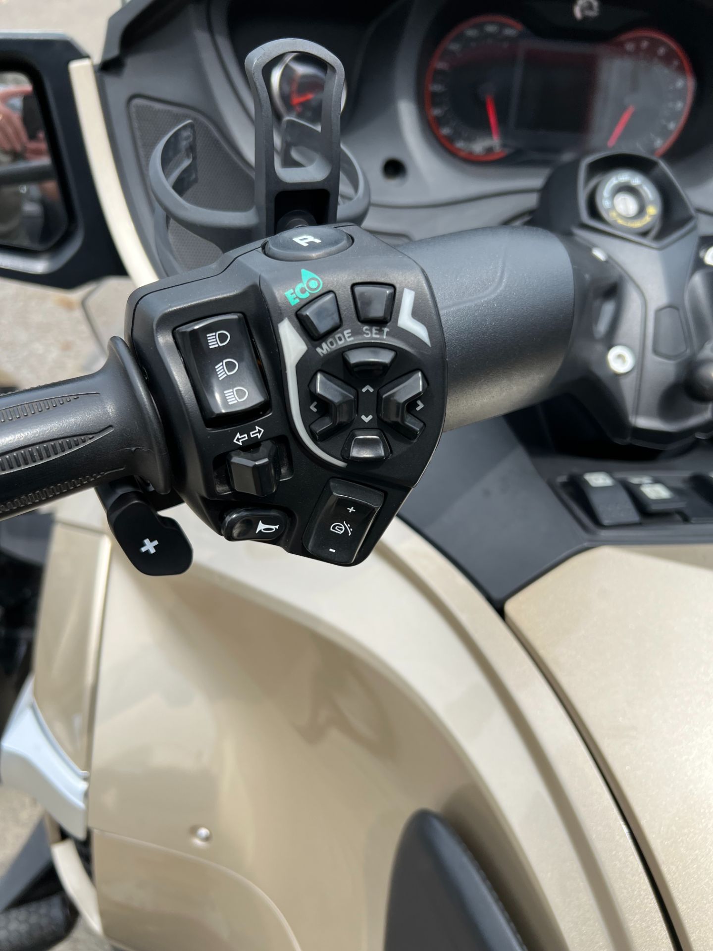 2017 Can-Am SPYDER RT-S in Columbus, Ohio - Photo 5