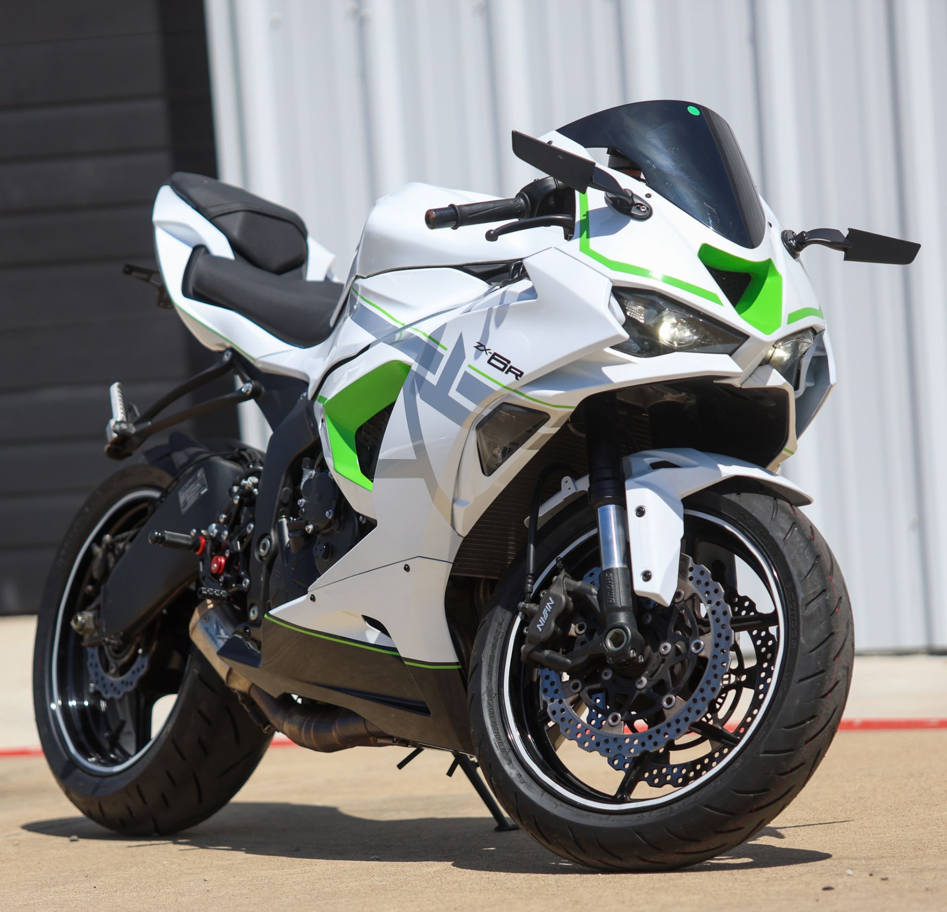 早い者勝ち★6/10まで値下しています。白竹、2024年購入 美品（鳴ります） Used 2025 Kawasaki Ninja® ZX™-6R KRT Edition ABS BLACK/WHITE