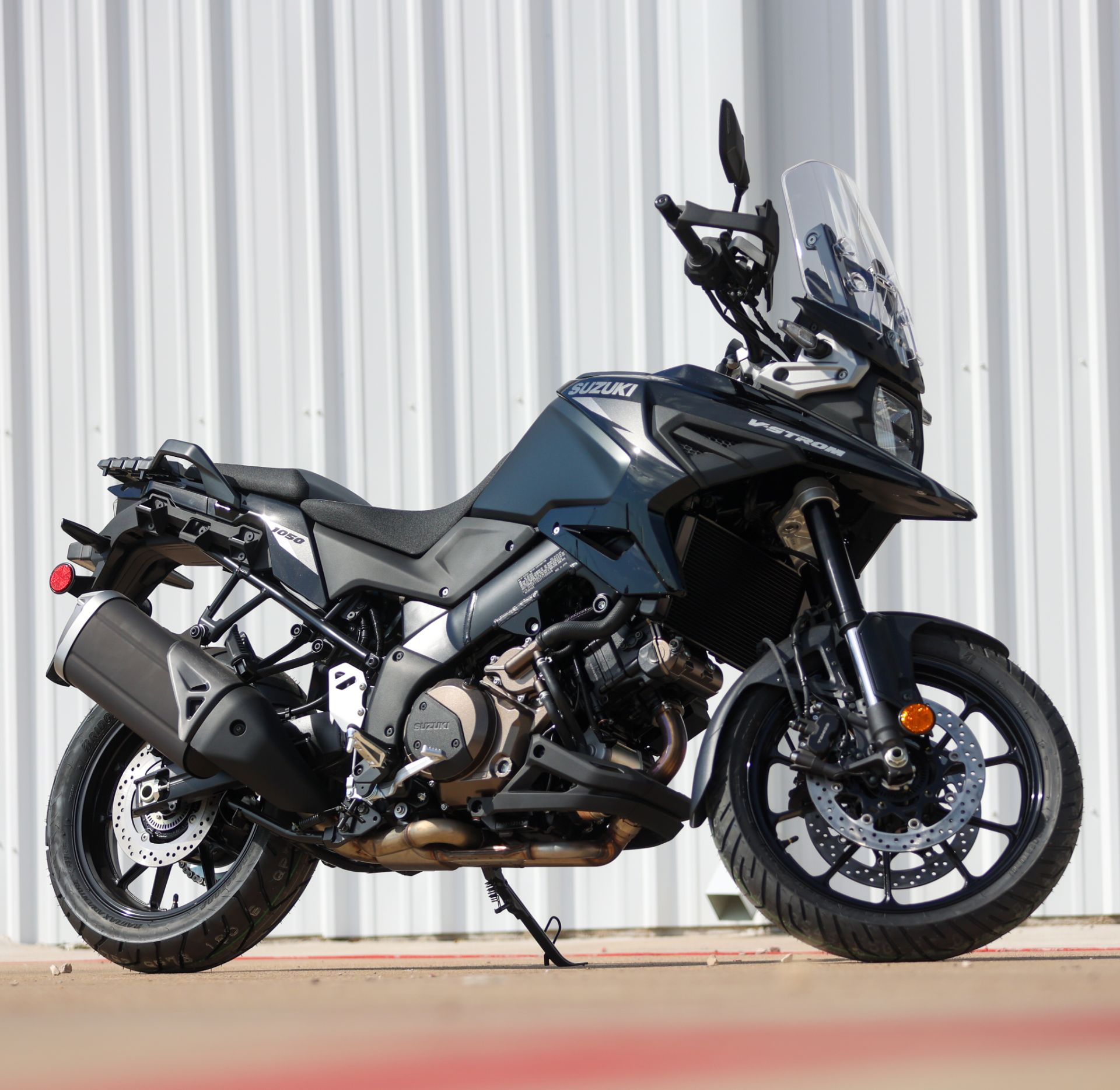 スロウスタート グラス New 2026 Suzuki V-Strom 1050 Glass Sparkle Black / Metallic Mat