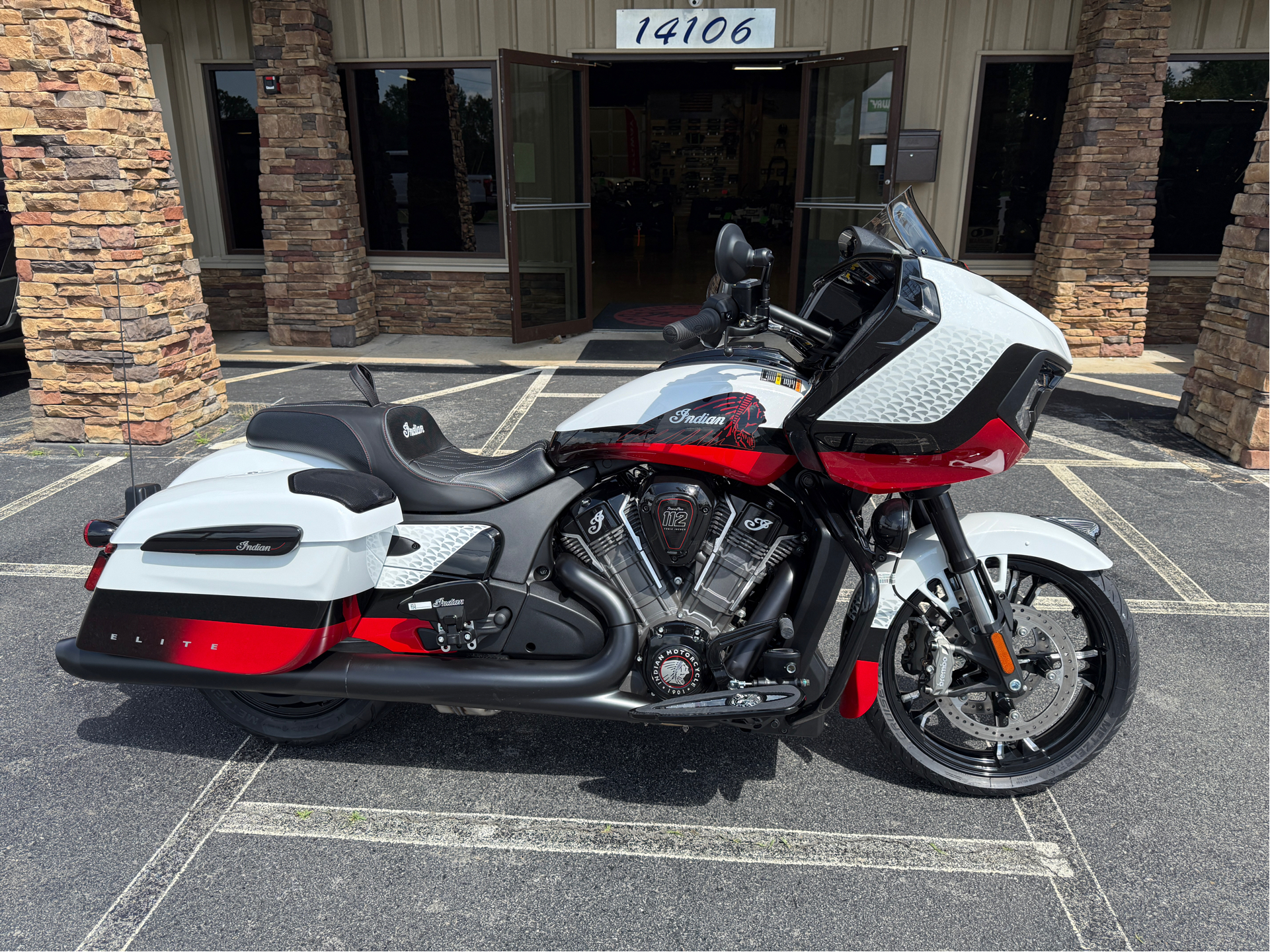 2025 Indian Motorcycle Challenger® Elite in Jacksonville, Arkansas - Photo 2