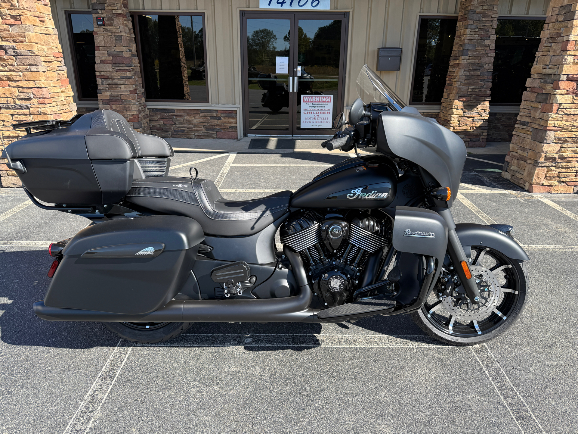 2025 Indian Motorcycle Roadmaster® Dark Horse® in Jacksonville, Arkansas - Photo 2