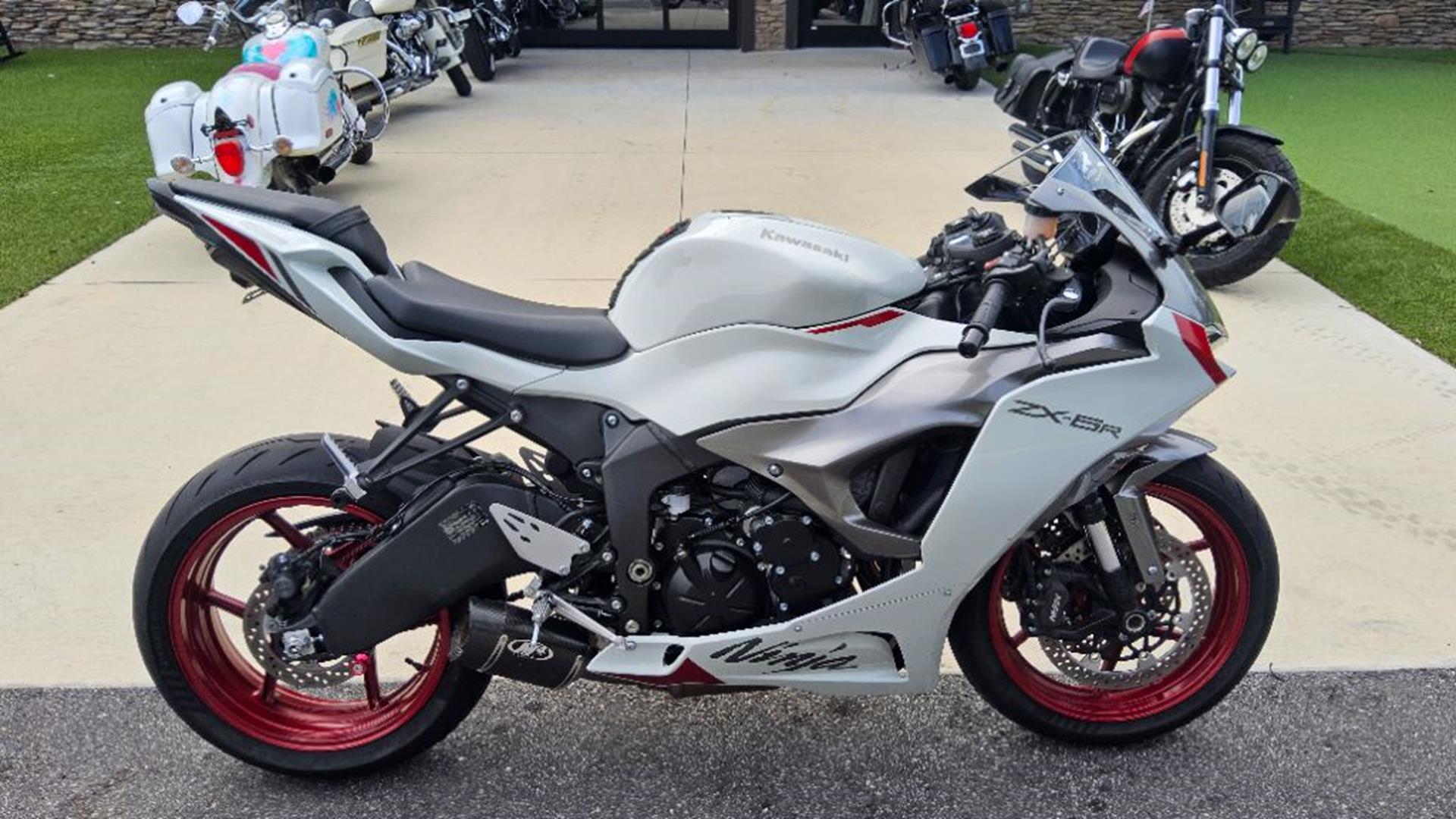 2025 Kawasaki Ninja® ZX-6R 1