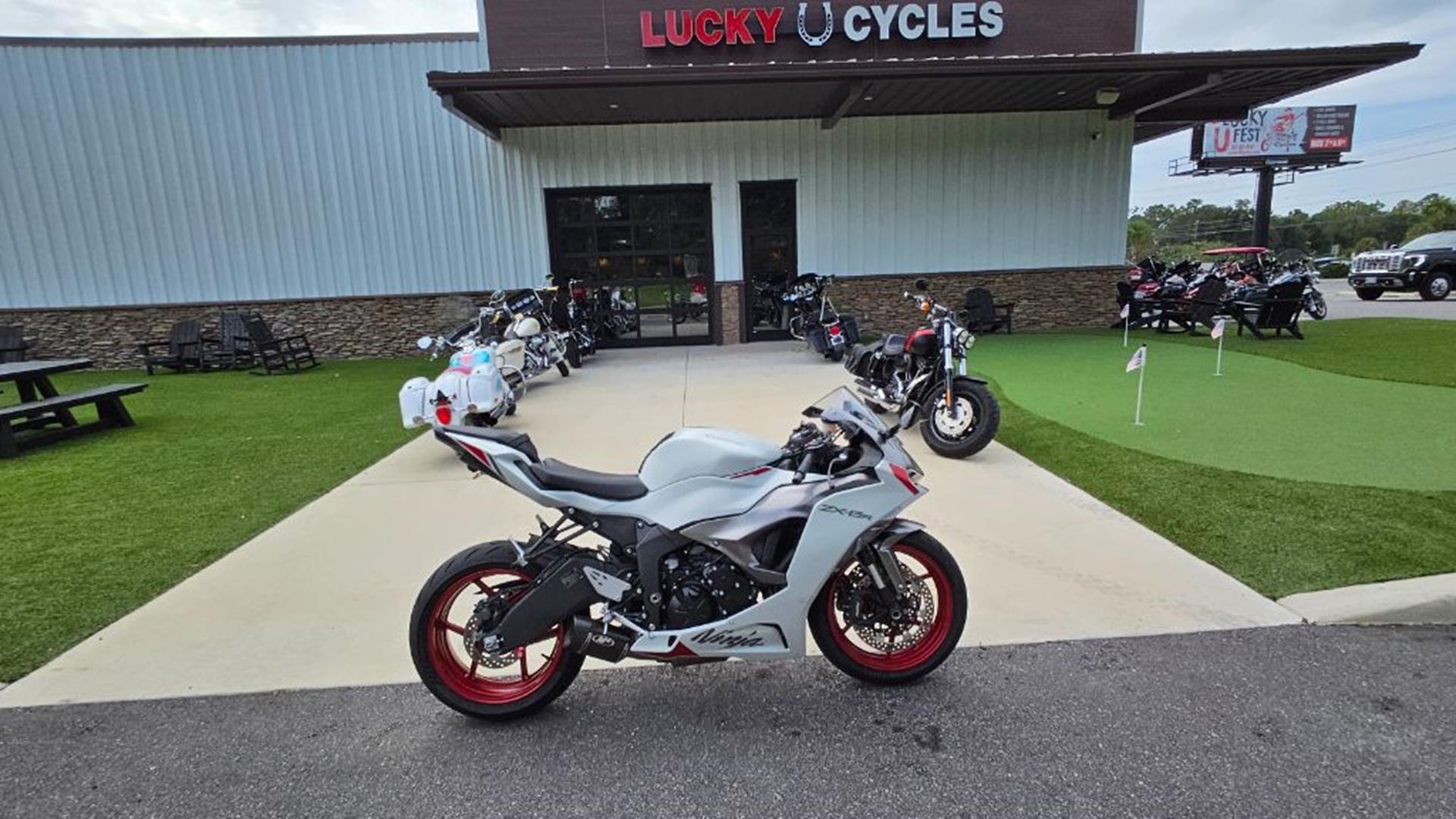 2025 Kawasaki Ninja® ZX-6R 2