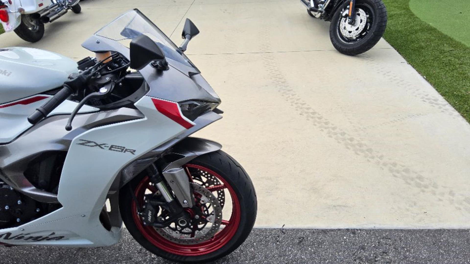 2025 Kawasaki Ninja® ZX-6R 5