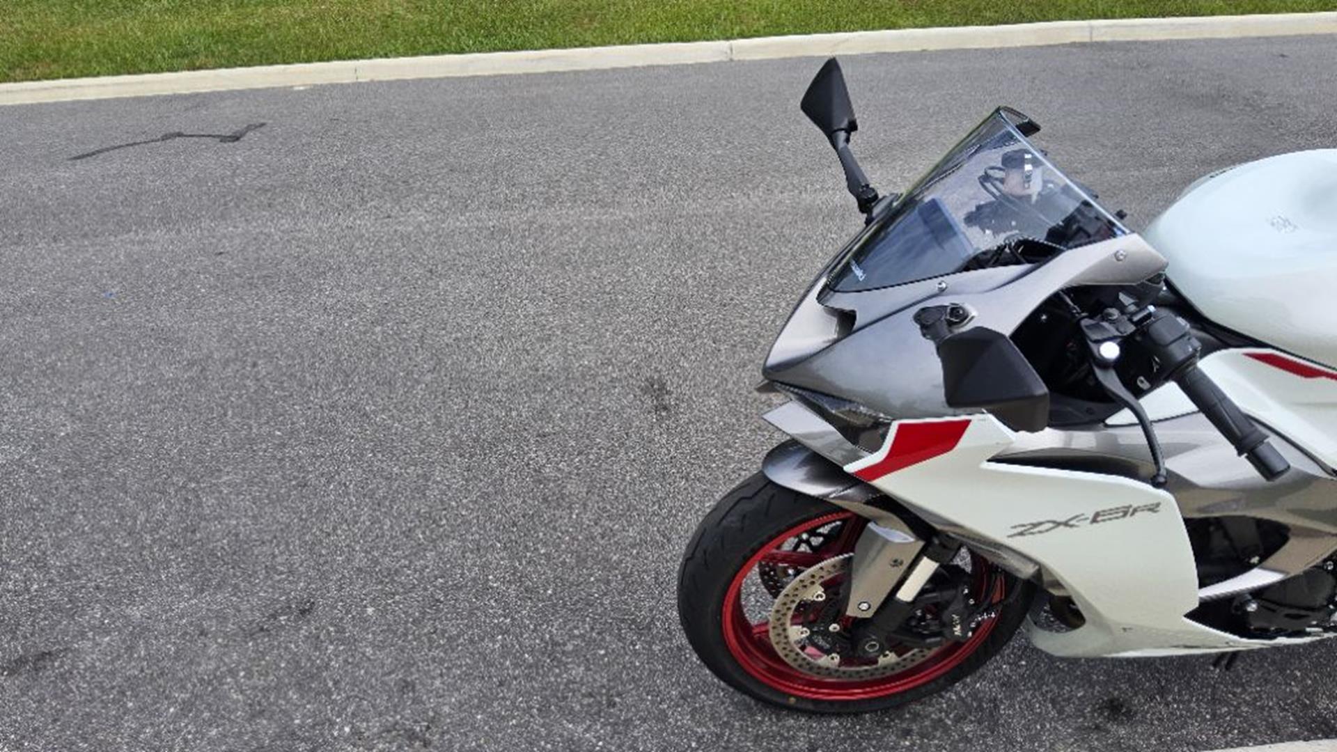 2025 Kawasaki Ninja® ZX-6R 7