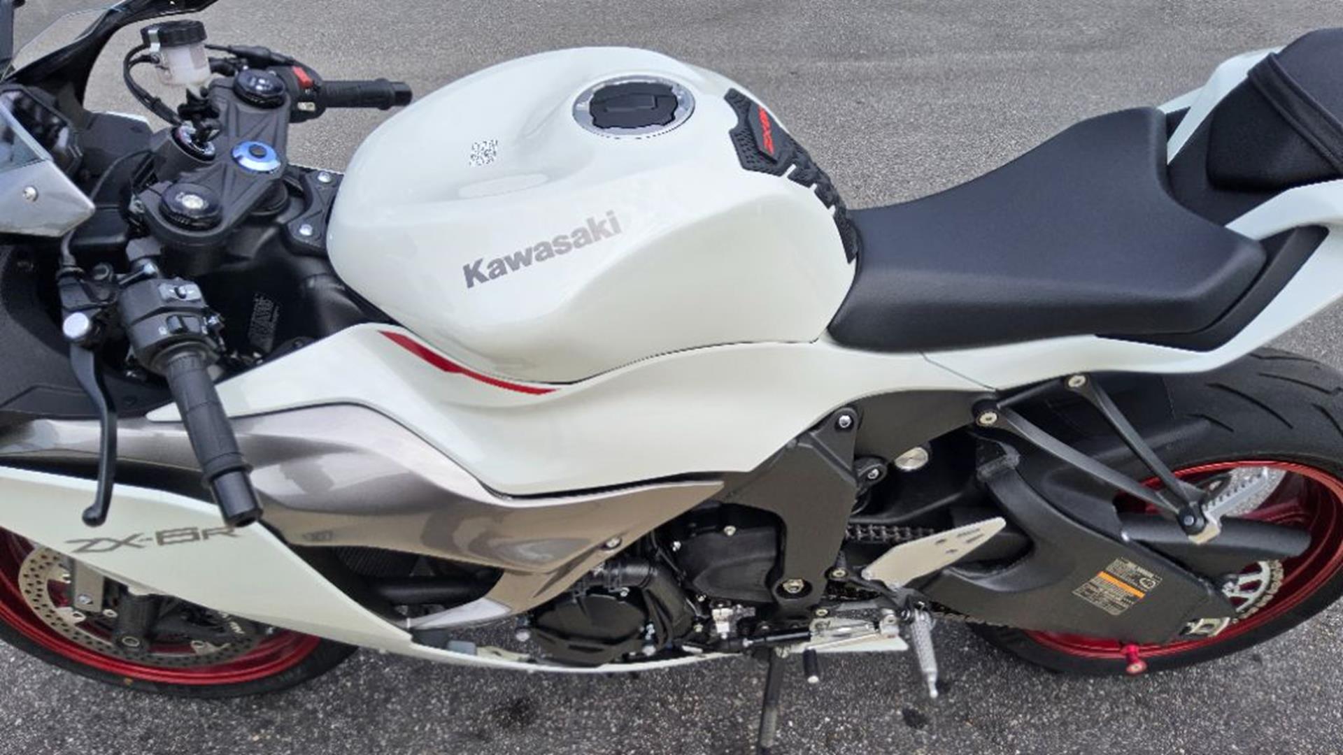 2025 Kawasaki Ninja® ZX-6R 8