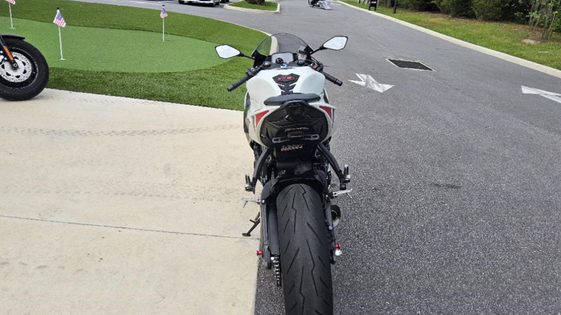 2025 Kawasaki Ninja® ZX-6R 10