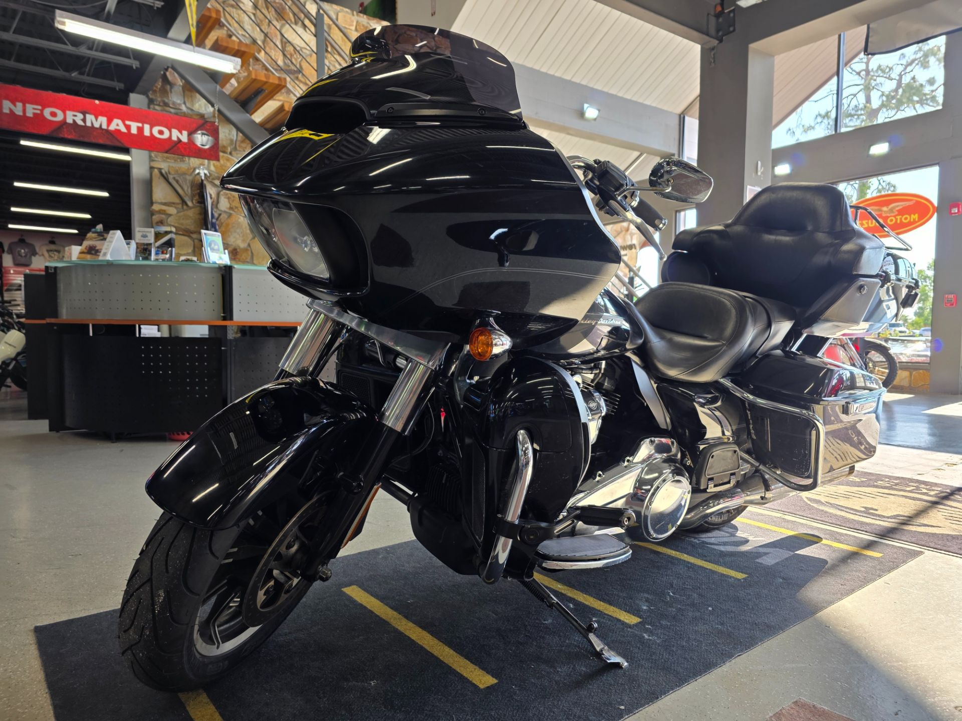 2018 Harley-Davidson Road Glide® Ultra in Fort Myers, Florida - Photo 10