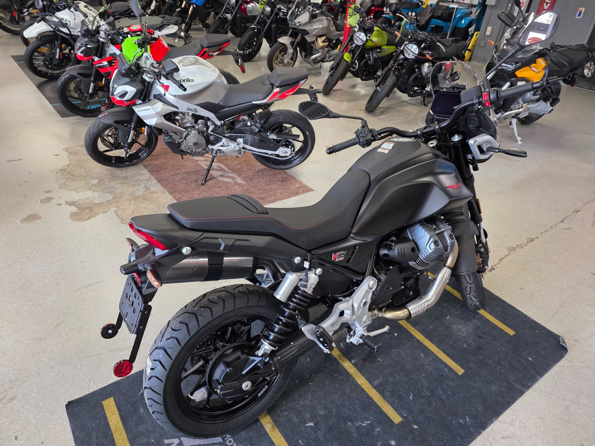 2025 Moto Guzzi V85 Strada in Fort Myers, Florida - Photo 9