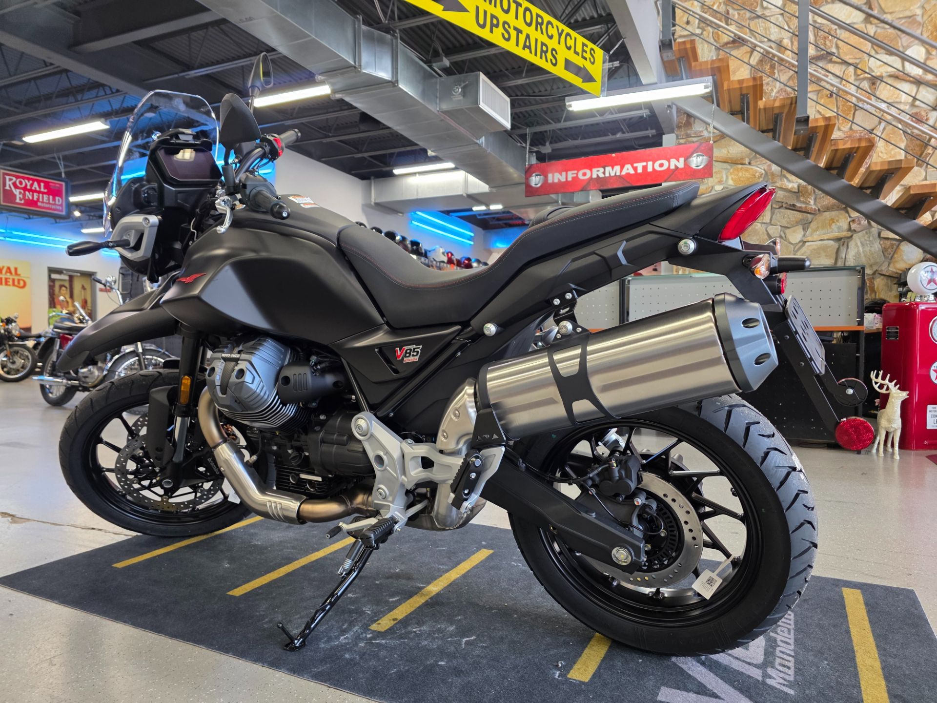 2025 Moto Guzzi V85 Strada in Fort Myers, Florida - Photo 16