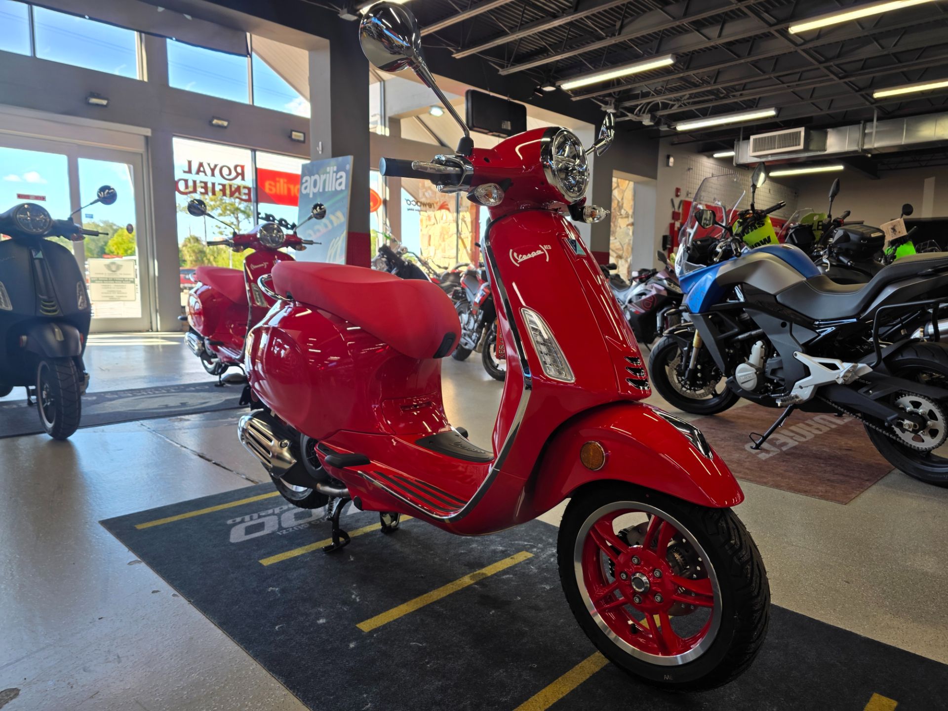 2025 Vespa Primavera 150 Red in Fort Myers, Florida - Photo 3