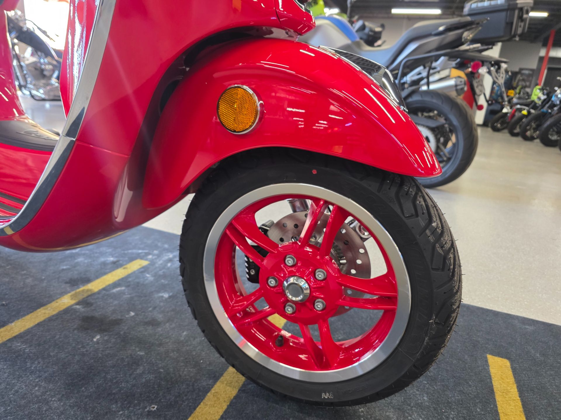 2025 Vespa Primavera 150 Red in Fort Myers, Florida - Photo 4