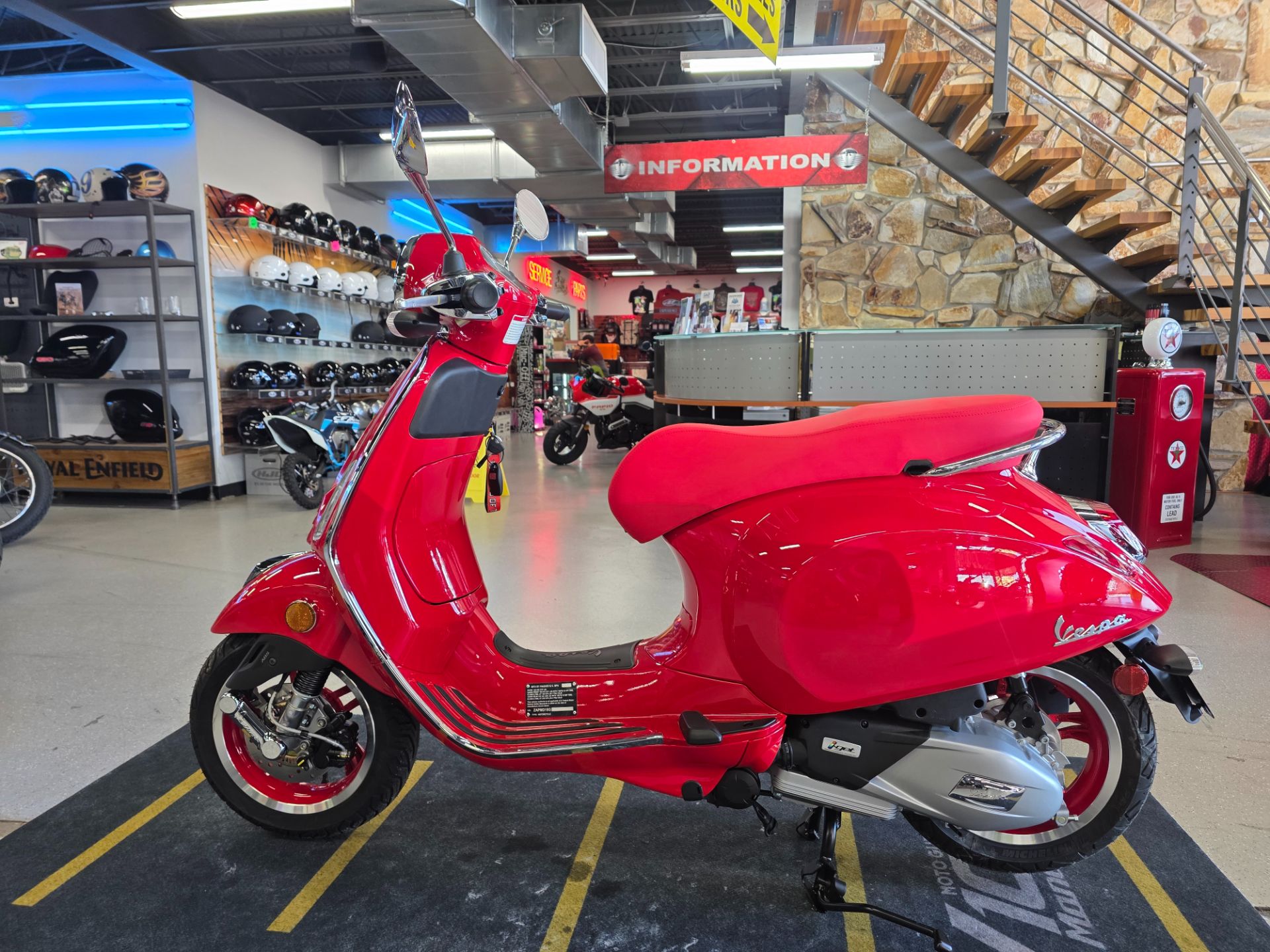 2025 Vespa Primavera 150 Red in Fort Myers, Florida - Photo 16