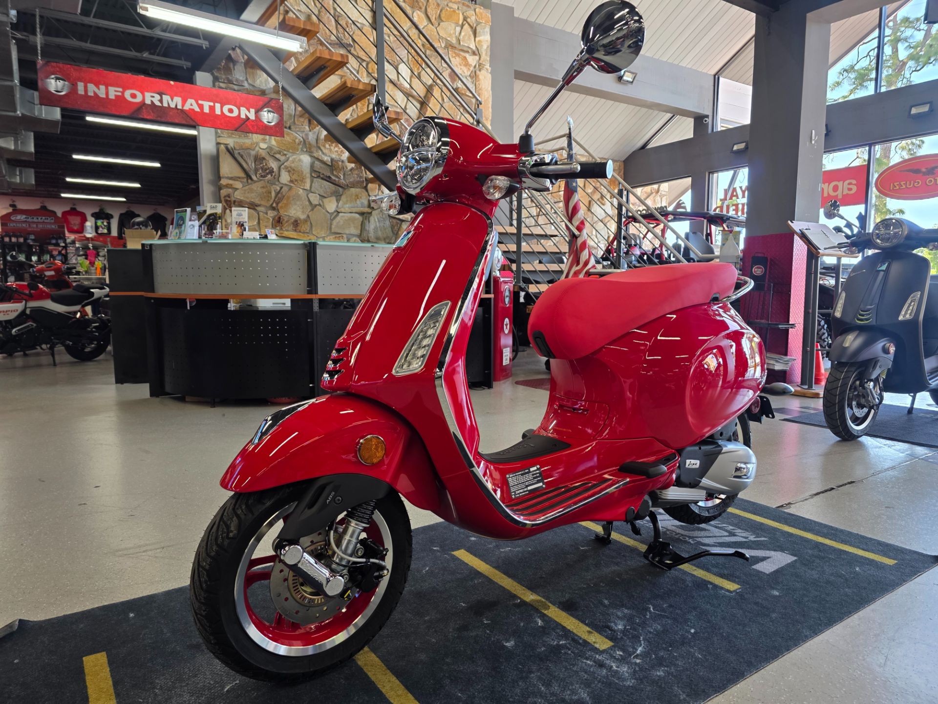 2025 Vespa Primavera 150 Red in Fort Myers, Florida - Photo 18