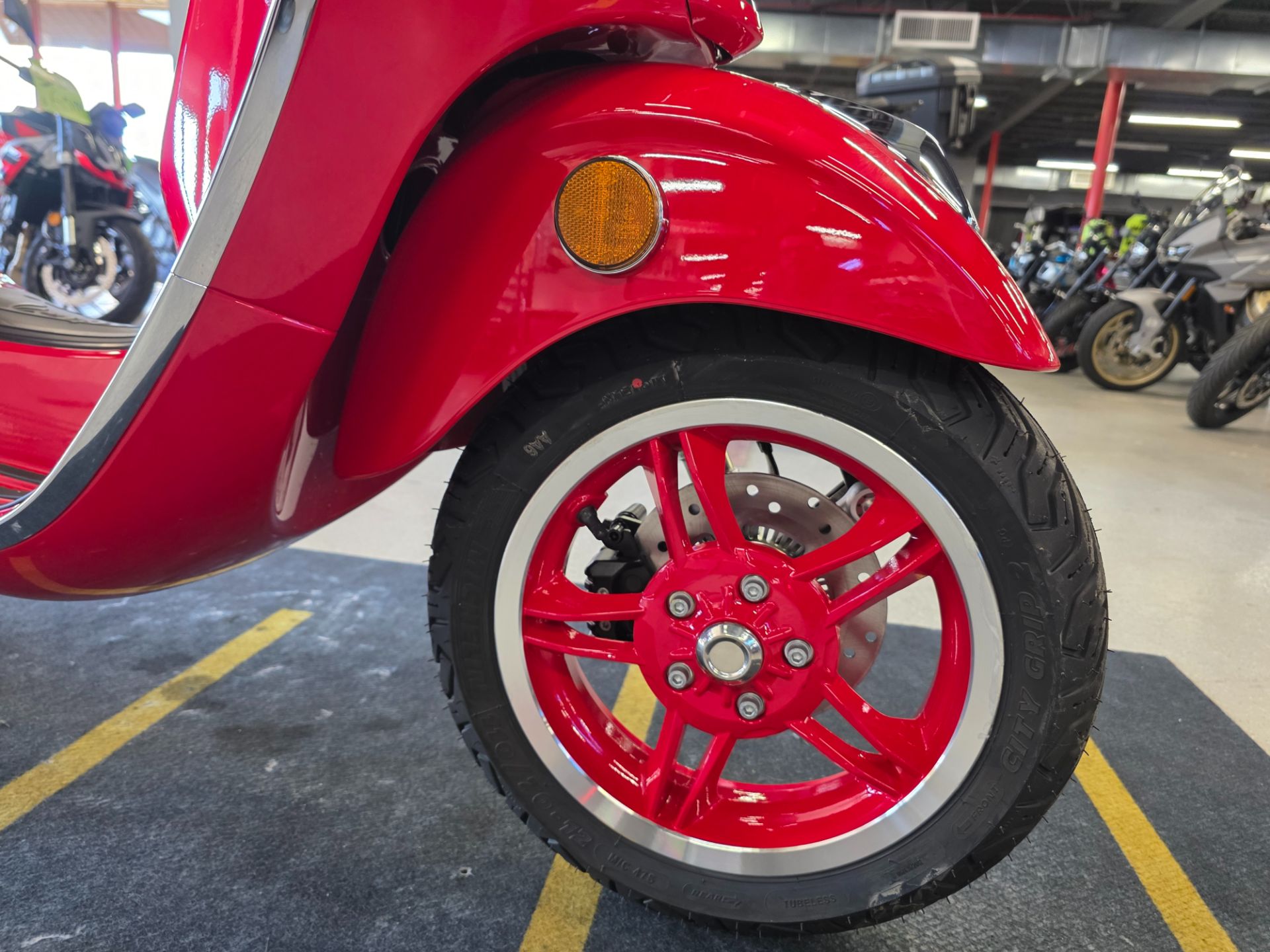 2025 Vespa Primavera 150 Red in Fort Myers, Florida - Photo 4