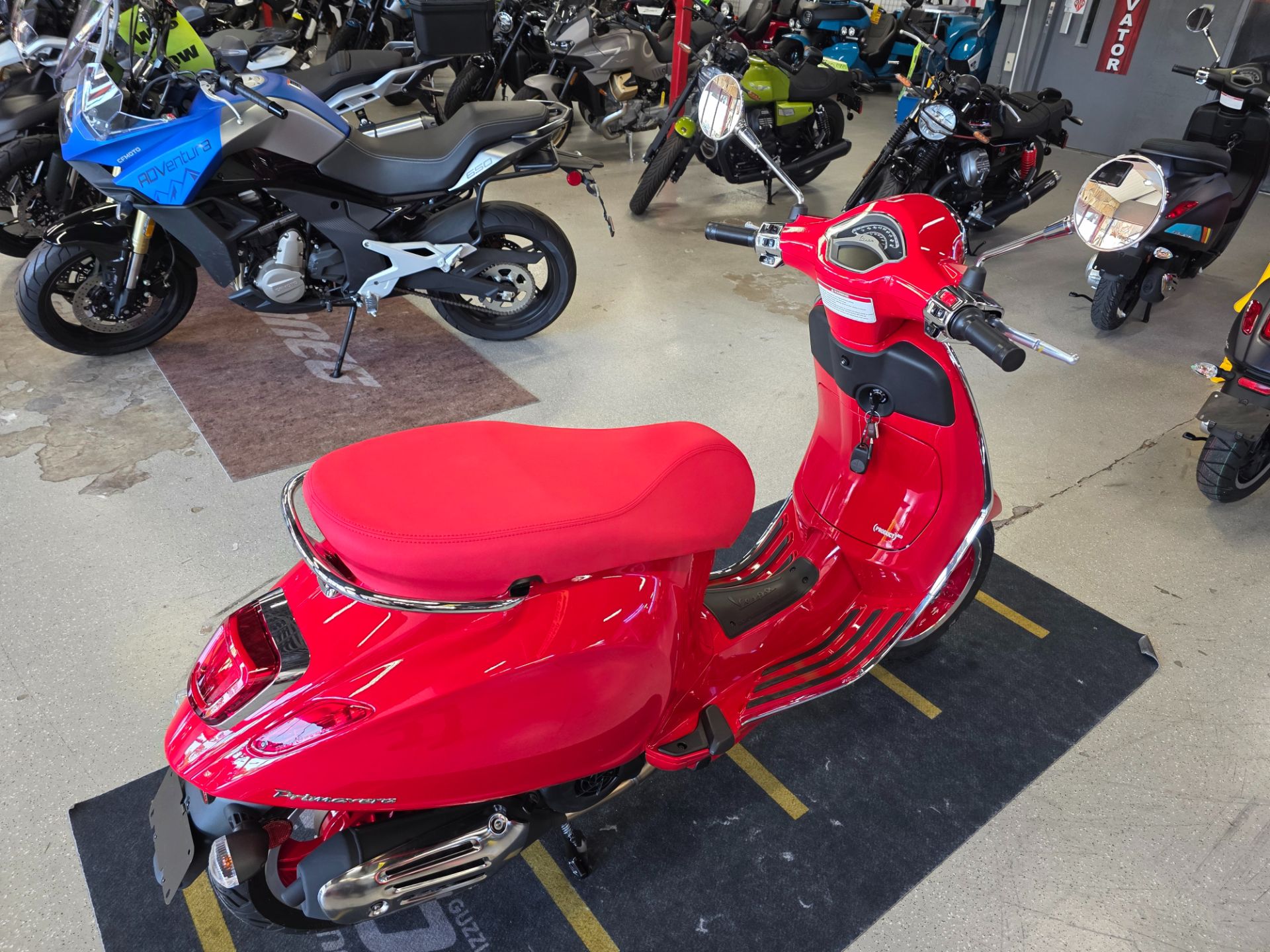 2025 Vespa Primavera 150 Red in Fort Myers, Florida - Photo 7