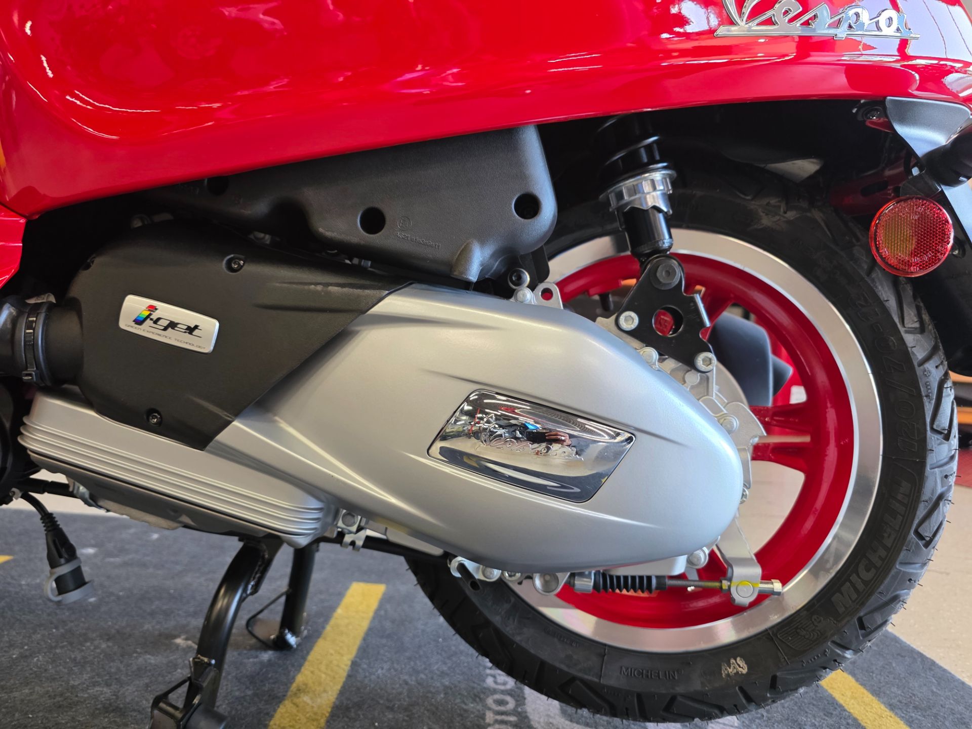 2025 Vespa Primavera 150 Red in Fort Myers, Florida - Photo 16