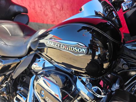2017 Harley-Davidson Electra Glide® Ultra Classic® in Fort Myers, Florida - Photo 6