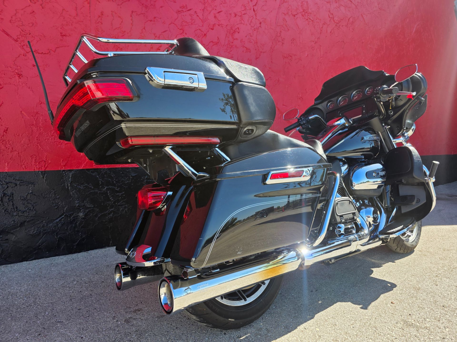 2017 Harley-Davidson Electra Glide® Ultra Classic® in Fort Myers, Florida - Photo 10