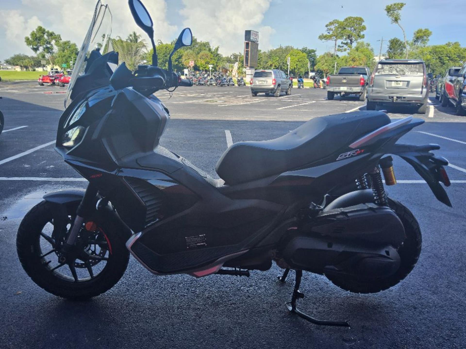 2027 Aprilia SR GT 400 6