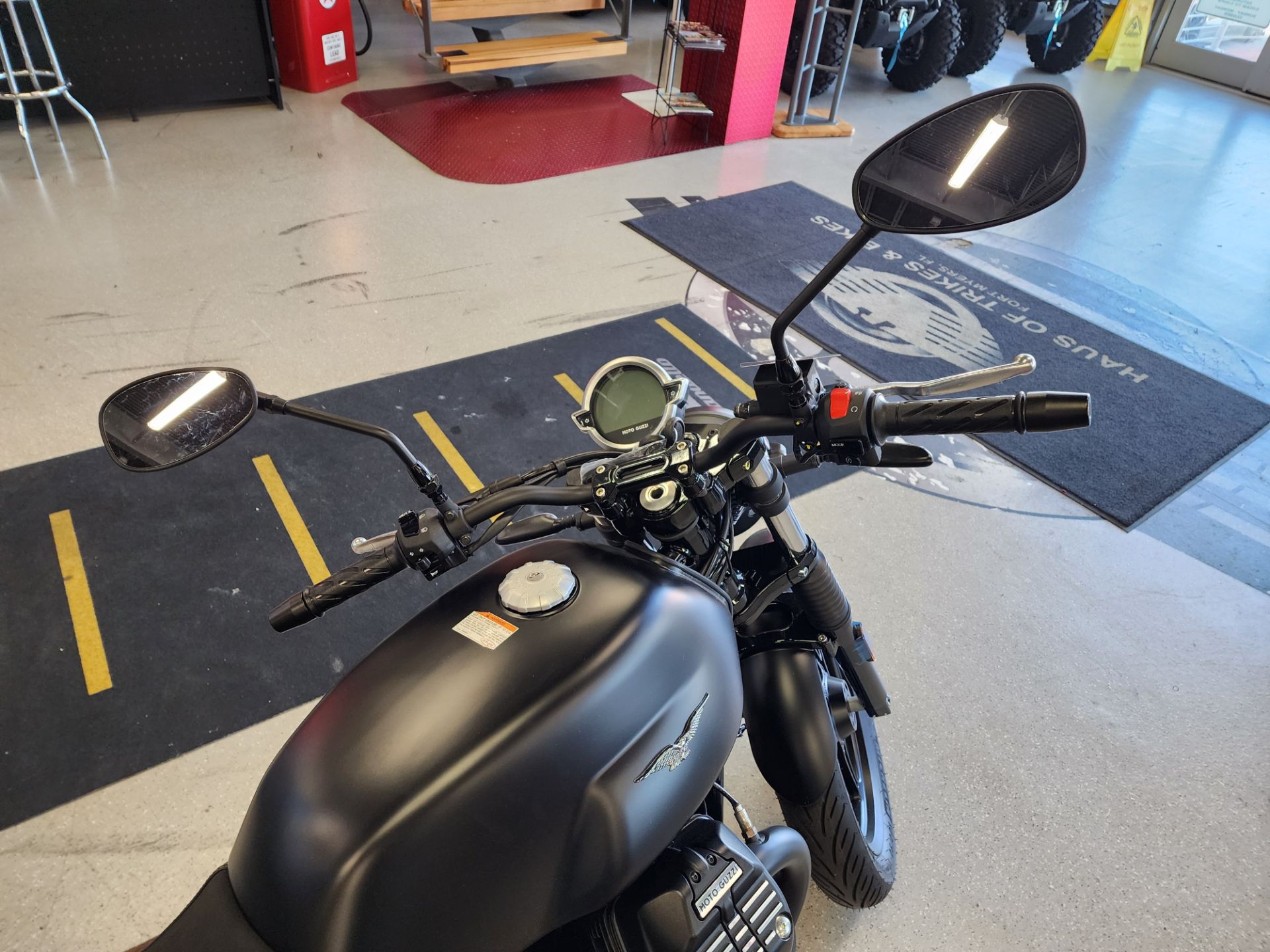 2024 Moto Guzzi V7 Stone in Fort Myers, Florida - Photo 7