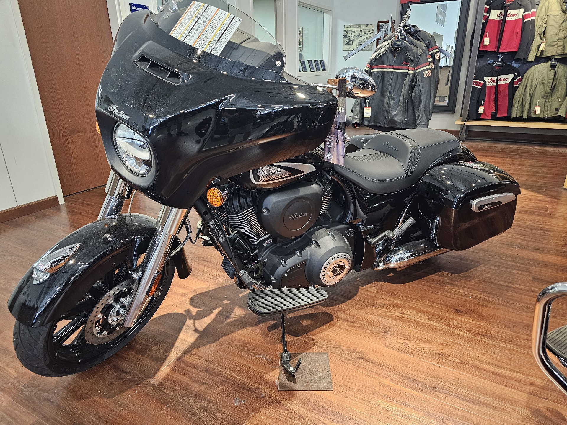 Indian Motorcycle 東洋エンタープライズ　サイズ36 New 2023 Indian Motorcycle Chieftain®, Bettendorf IA | Specs