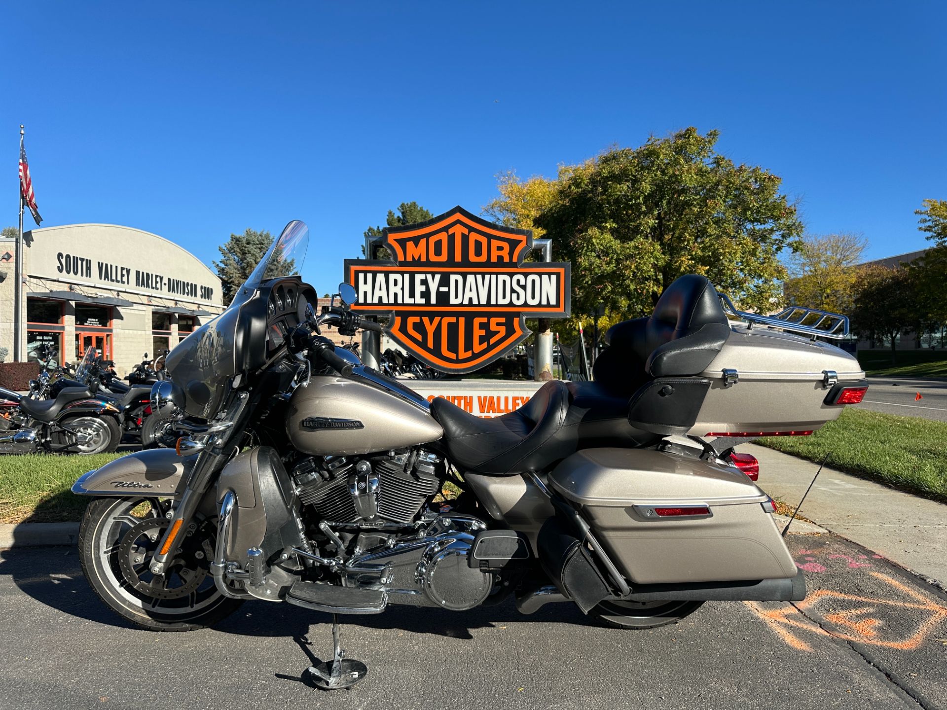 Used 2018 Harley-Davidson Electra Glide® Ultra Classic® Silver