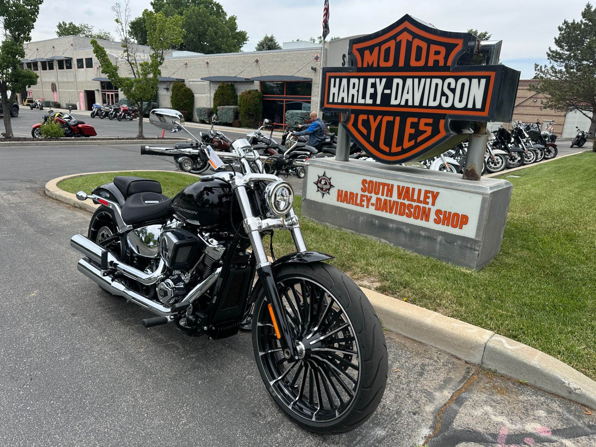 New 2025 Harley-Davidson Breakout® Vivid Black | Motorcycles 