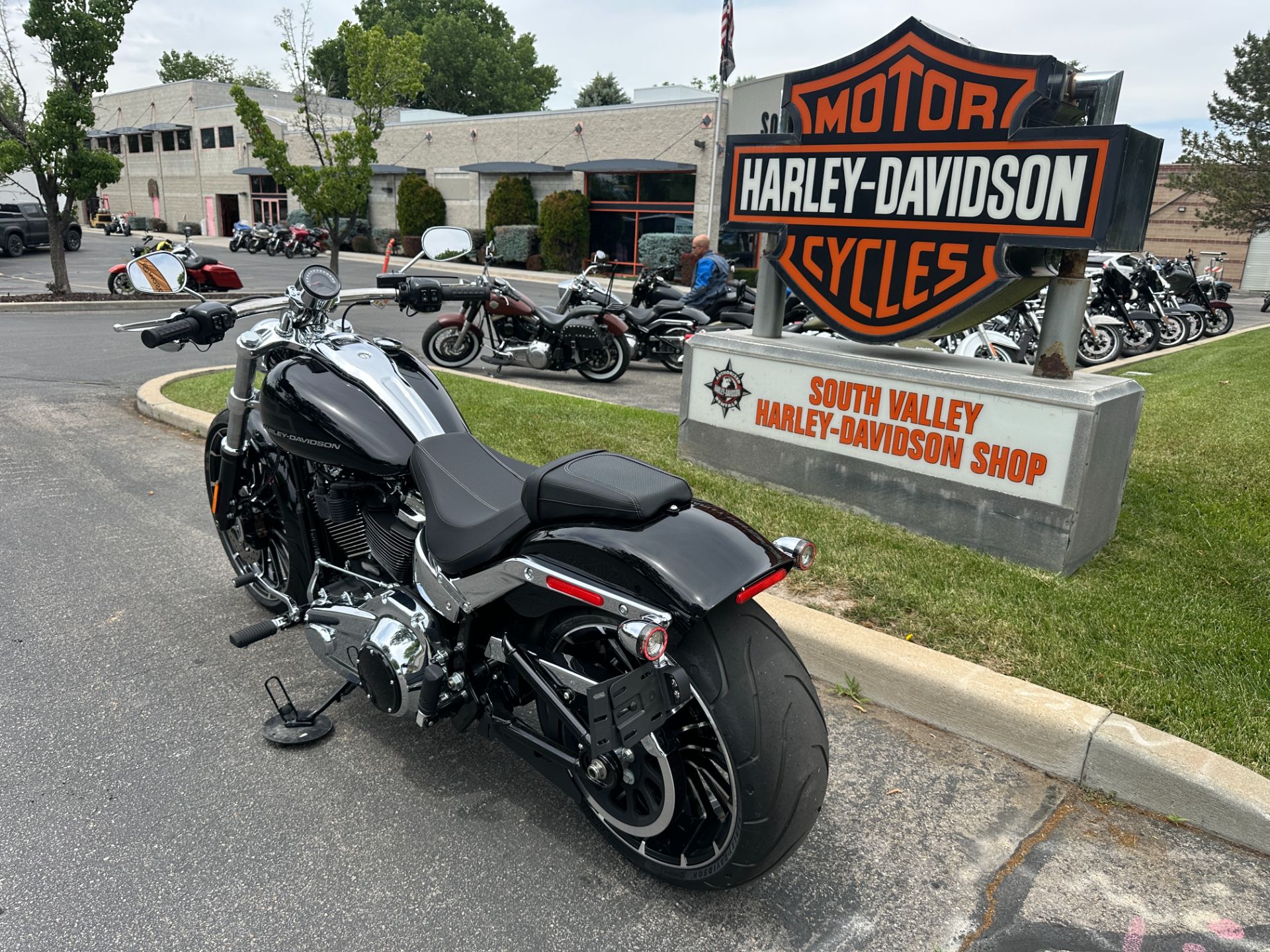 New 2025 Harley-Davidson Breakout® Vivid Black | Motorcycles in