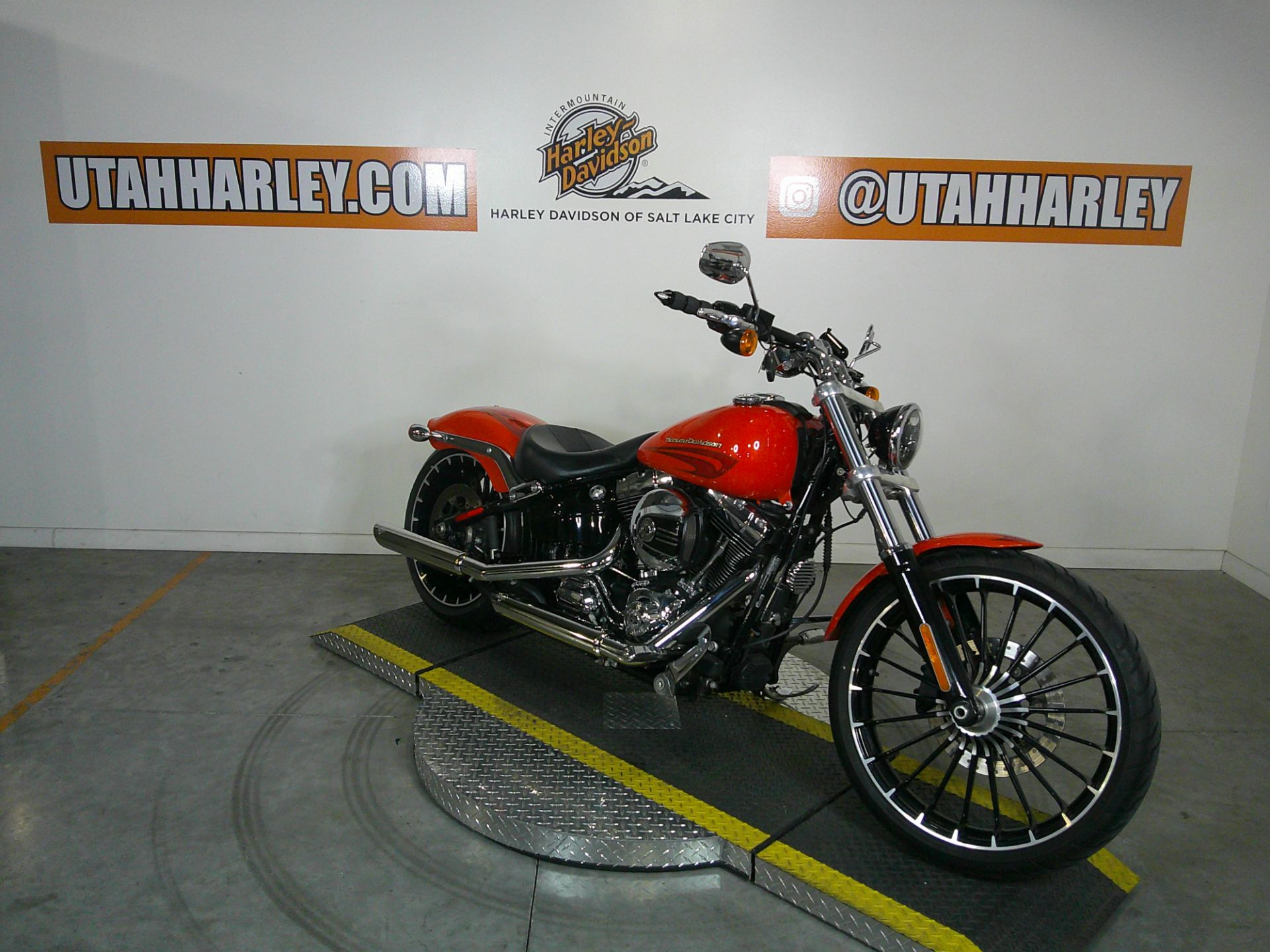 Certified Pre-Owned 2017 Harley-Davidson Breakout® Laguna Orange